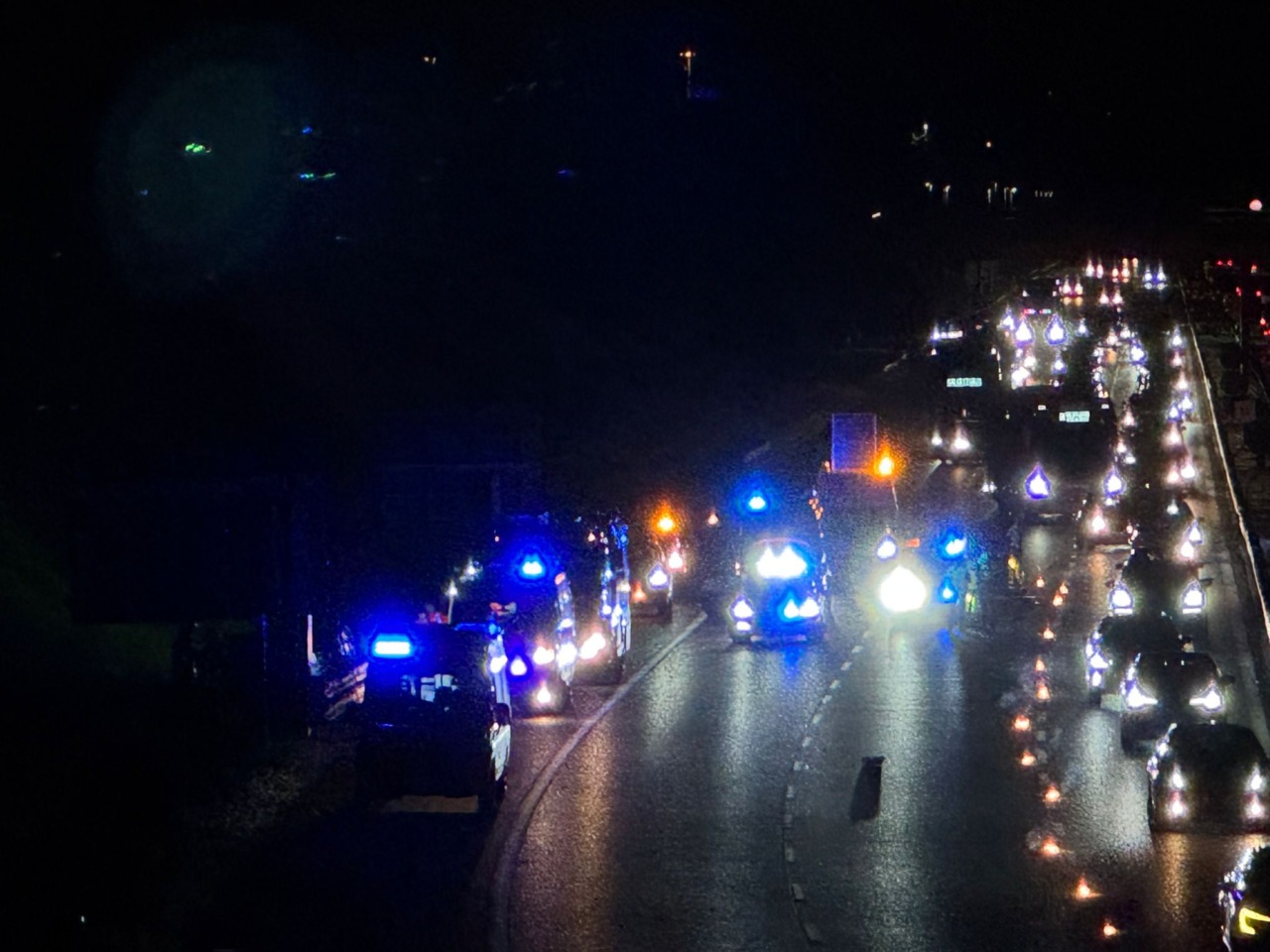 Incidente con ribaltamento sulla Tangenziale Est, lunghe code di auto