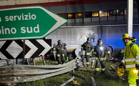 Si schianta contro il guard rail e finisce contro un Tir: grave un giovane in A4