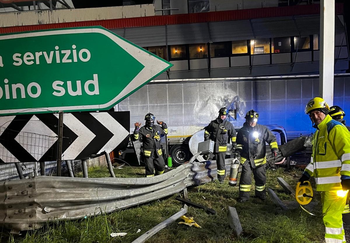 Si schianta contro il guard rail e finisce contro un Tir: grave un giovane in A4