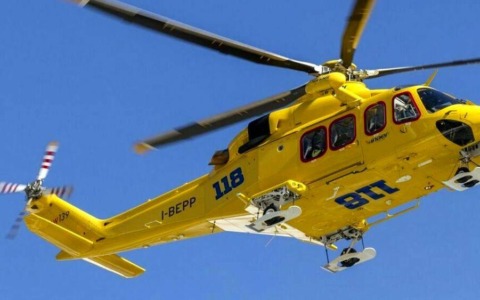 Incidente sul lavoro in officina, ferito un uomo di 58 anni