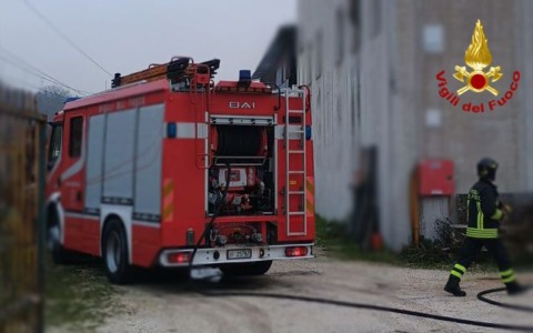 Innesco e fumo in un capannone ad Ancona, al lavoro i Vigili del Fuoco