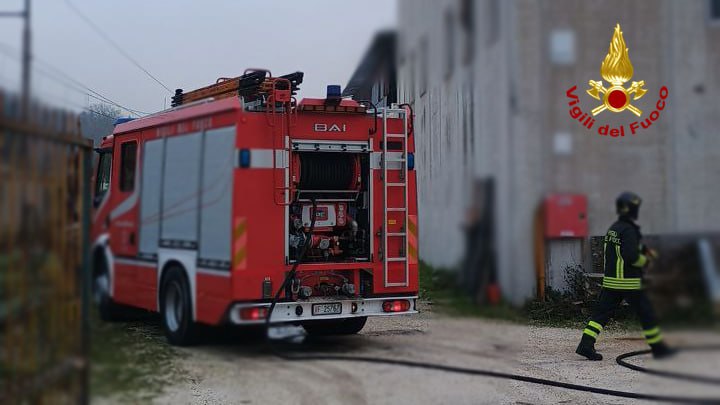 Innesco e fumo in un capannone ad Ancona, al lavoro i Vigili del Fuoco