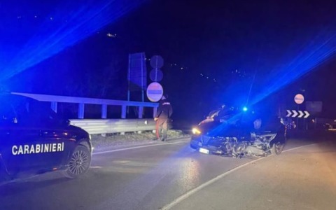 Inseguimento in Val Brembana dopo il furto a Moio de’ Calvi: ladri si schiantano a Sedrina, uno finisce nel Brembo