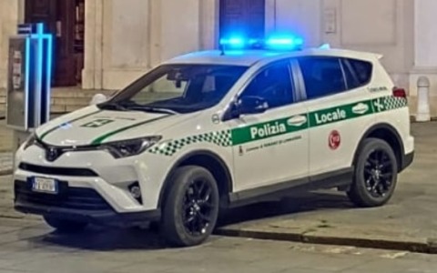Inseguiti in strada con le gambe di un tavolo, quattro denunciati a Romano