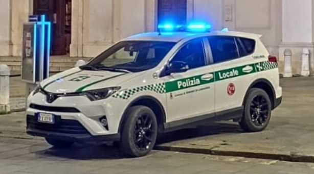 Inseguiti in strada con le gambe di un tavolo, quattro denunciati a Romano