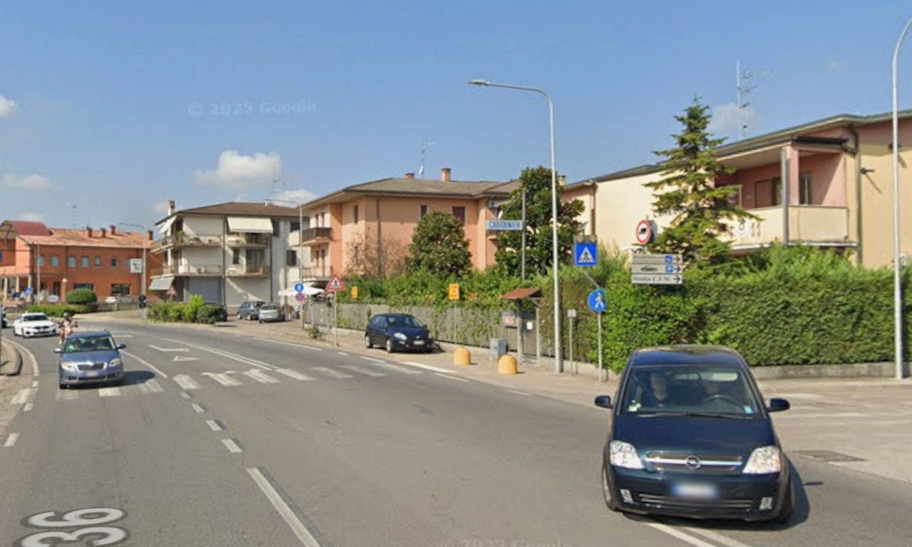 Investito lungo la strada: grave pensionato di 72 anni