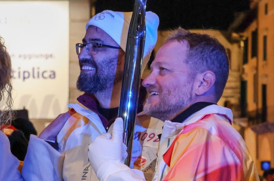 La fiaccola olimpica illumina Verona: un israeliano e un palestinese corrono insieme per la pace