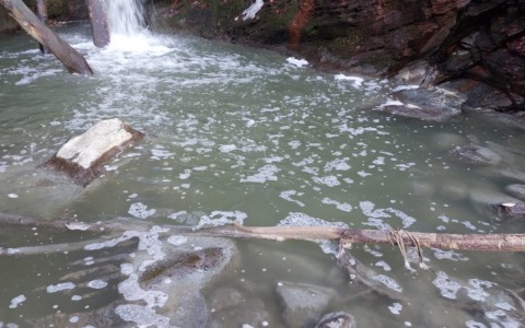 La fogna di Aprica continua a inquinare il torrente