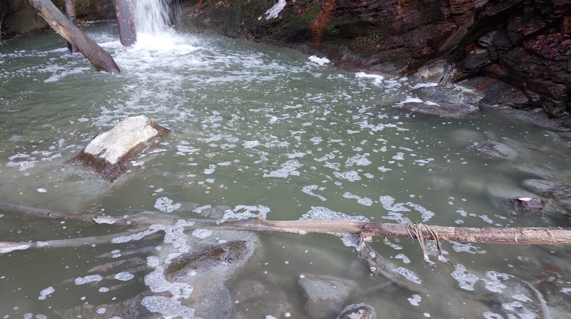 La fogna di Aprica continua a inquinare il torrente
