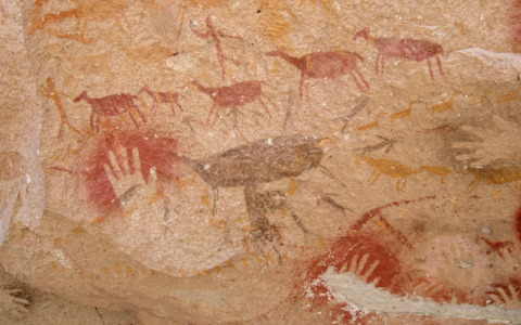 La mano più antica del mondo: il misterioso “artiglio” dipinto 68mila anni fa in una grotta