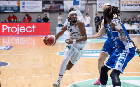 La Pallacanestro Cantù tiene testa a Brescia, ma cade nel finale