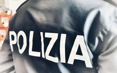 La polizia arresta due donne per furto su auto in sosta