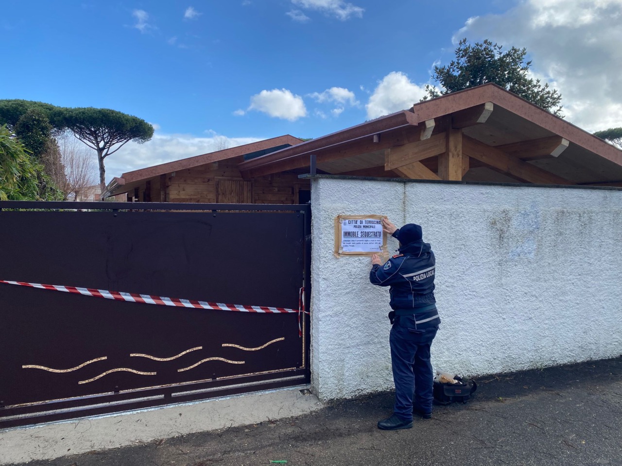 La Polizia Locale sequestra un manufatto su Via S.Felice Circeo