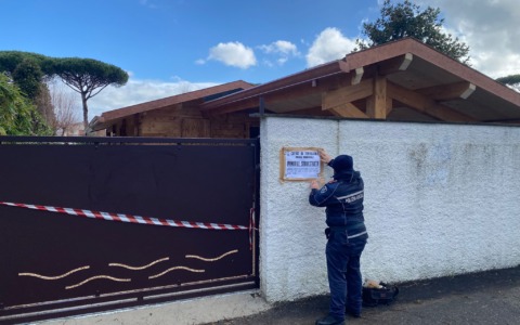 La Polizia Locale sequestra un manufatto su Via S.Felice Circeo