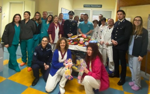 La Polizia Penitenziaria di Siena dona calze e sorrisi ai piccoli pazienti di Campostaggia