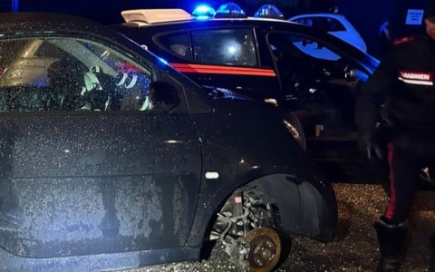 Ladro di ruote d’auto sorpreso dai carabinieri, arrestato un pregiudicato di 57 anni