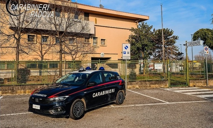 Lanciano petardi contro un chiosco di dolci, poi minacciano il figlio della titolare con un coltello