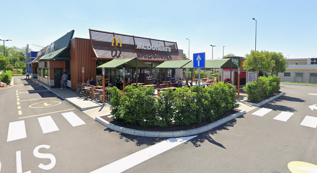 Le aprono l’auto fuori dal Mc Donald’s di Osnago, via documenti e permesso di soggiorno