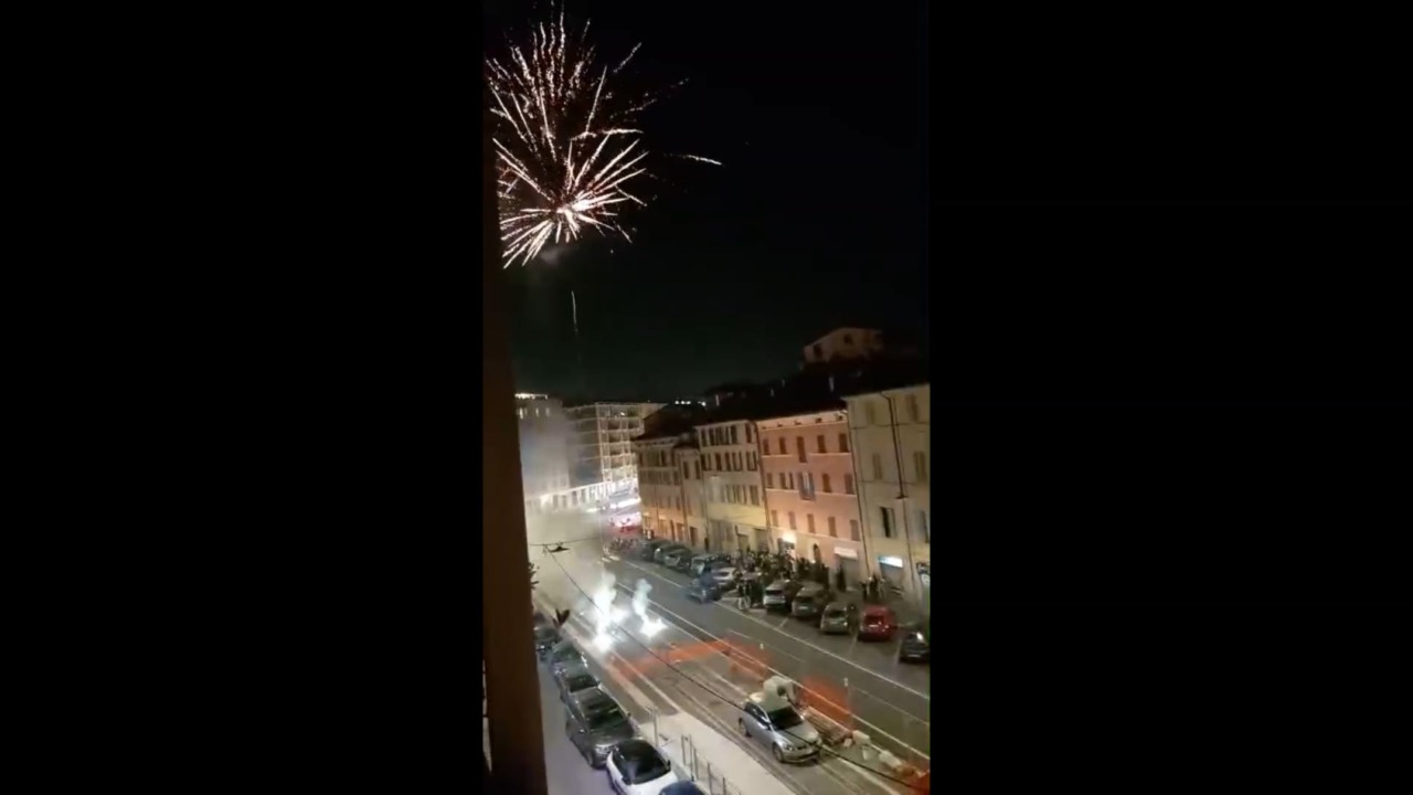 Le immagini dei fuochi artificiali nel centro di Bologna
