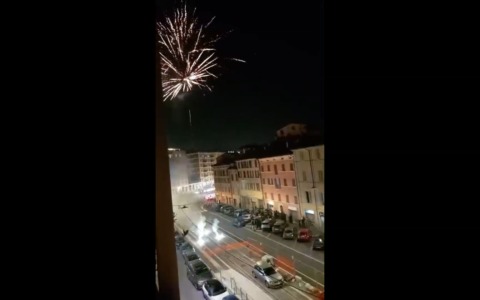Le immagini dei fuochi artificiali nel centro di Bologna