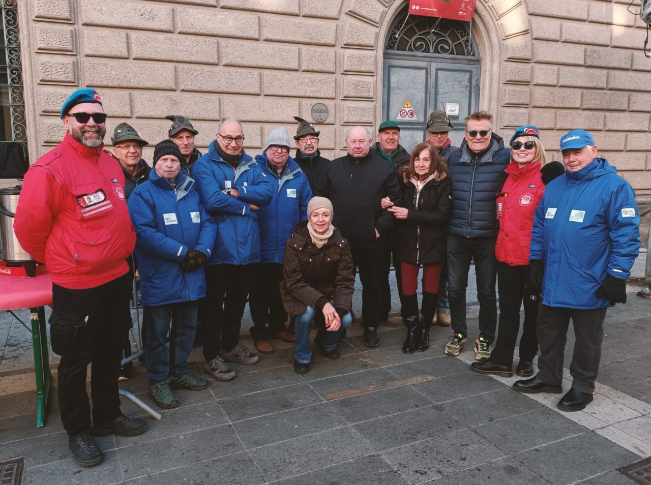 Lecco, grande festa per l’arrivo della Befana: entusiasmo tra famiglie e bambini