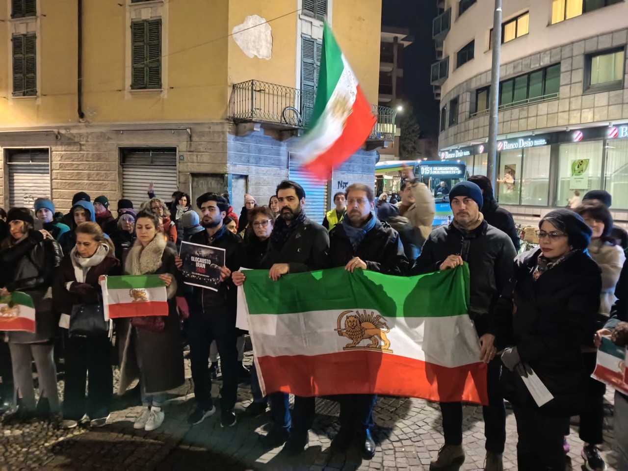 Lecco si stringe al popolo iraniano: in oltre 200 al presidio in piazza Diaz
