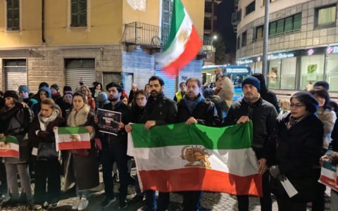 Lecco si stringe al popolo iraniano: in oltre 200 al presidio in piazza Diaz