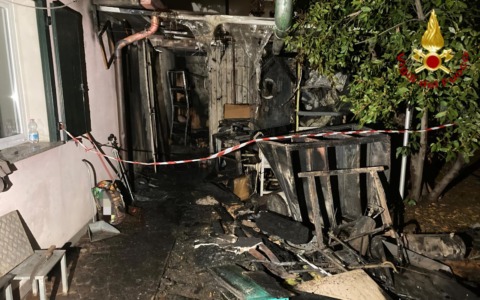 L’incendio della baracca mette in pericolo l’abitazione adiacente