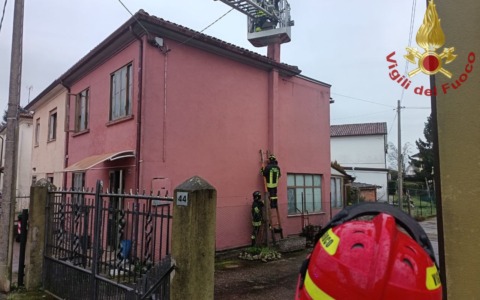 L’incendio parte dalla canna fumaria ma la casa è salva