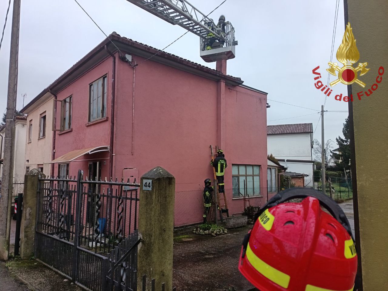 L’incendio parte dalla canna fumaria ma la casa è salva