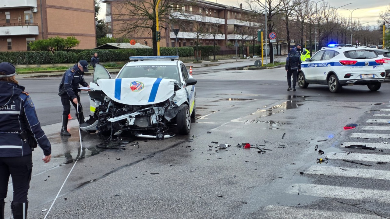 L’incidente in viale Kennedy, il sindaco Celentano sul ferimento di due agenti della Polizia Locale