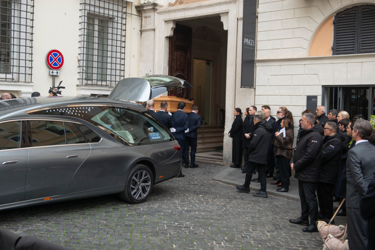 L’ultimo saluto a Valentino, in 5 mila alla camera ardente