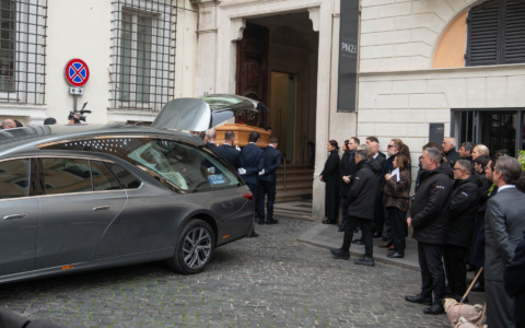 L’ultimo saluto a Valentino, in 5 mila alla camera ardente