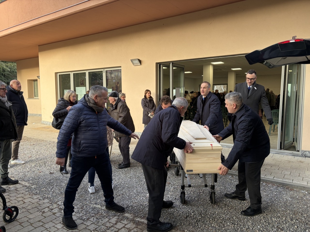 L’ultimo saluto all’ex sindaco: “Eri il patriarca della nostra famiglia allargata”