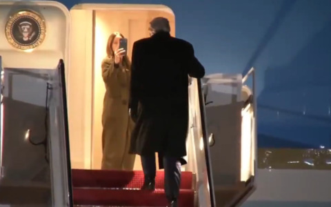 Macron e Von der Leyen da Davos accusano Trump di bullismo. E l’Air force one torna indietro