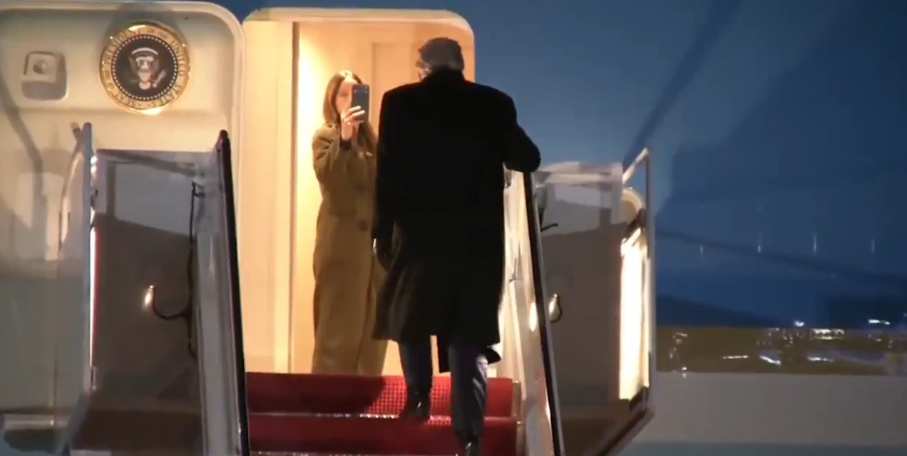 Macron e Von der Leyen da Davos accusano Trump di bullismo. E l’Air force one torna indietro