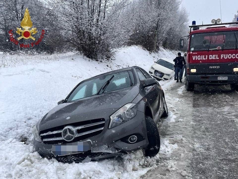 Maltempo nel Bellunese: oltre 40 interventi dei vigili del fuoco per neve. Auto e pullman in difficoltà