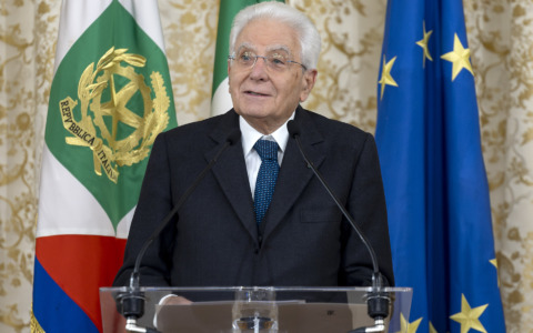 Mattarella mette in guardia dalla IA: “Oggi rischio di una comunicazione globale uniforme orientata da interessi”