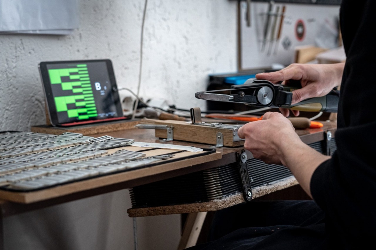 Mattia, che ripara, accorda e realizza fisarmoniche