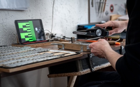 Mattia, che ripara, accorda e realizza fisarmoniche