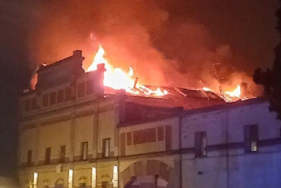 Maxi incendio nell’ex Montecatini: famiglie evacuate a Romano
