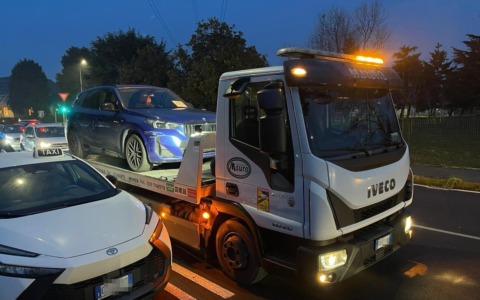 Maxi multa e auto all’asta per un 40enne: guidava con patente revocata e veicolo sotto doppio fermo