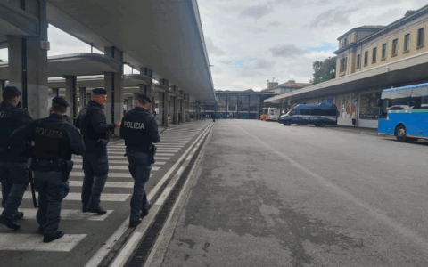 Minacciati e rapinati in centro città: tre quindicenni presi di mira sabato sera