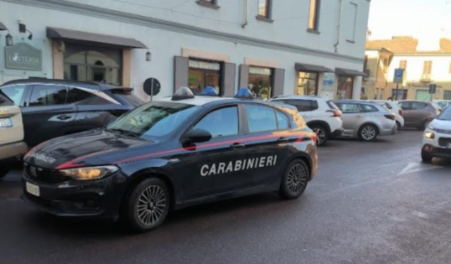 Minacciato con un coltello: “Dammi le tue scarpe” poi gli rubano il cellulare. Due giovani nei guai: uno minorenne