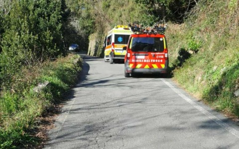 Moto in una scarpata, sul posto non sono stati trovati feriti