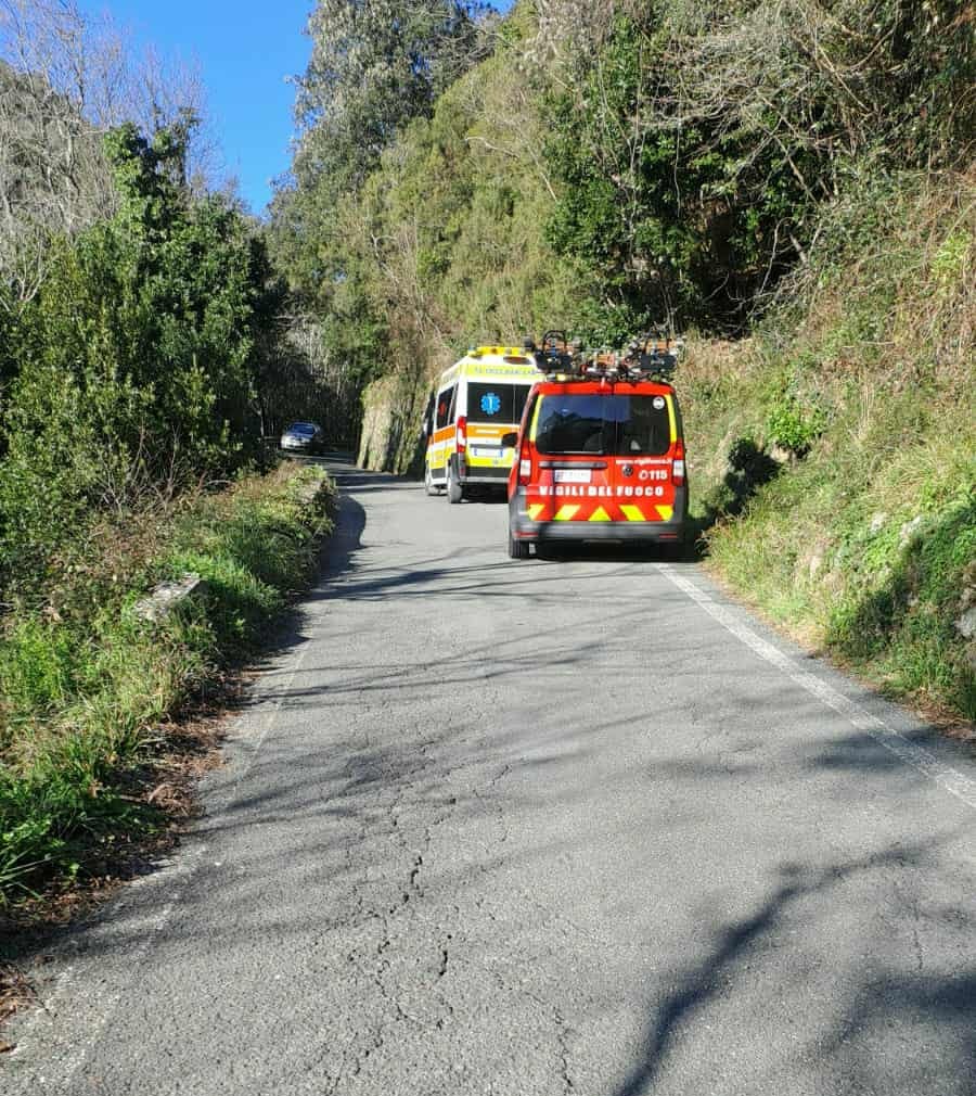 Moto in una scarpata, sul posto non sono stati trovati feriti