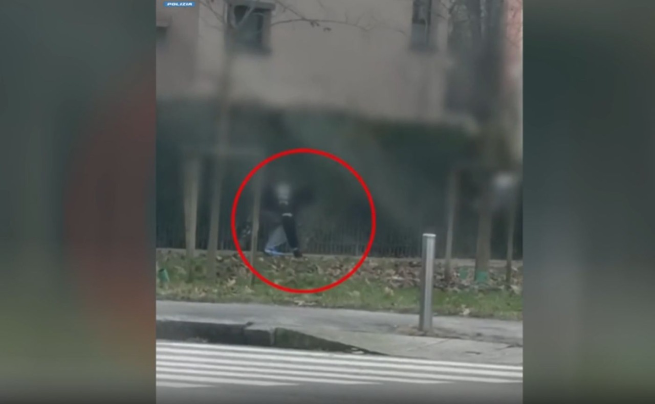 Nasconde la droga sotto i cespugli del parco: arrestato spacciatore 24enne al Giambellino