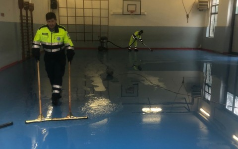 Nella notte vandali in palestra: aprono le manichette antincendio e la allagano