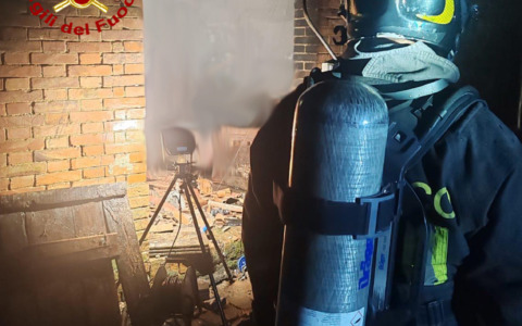 Notte di fuoco ad Asciano, fiamme in un garage