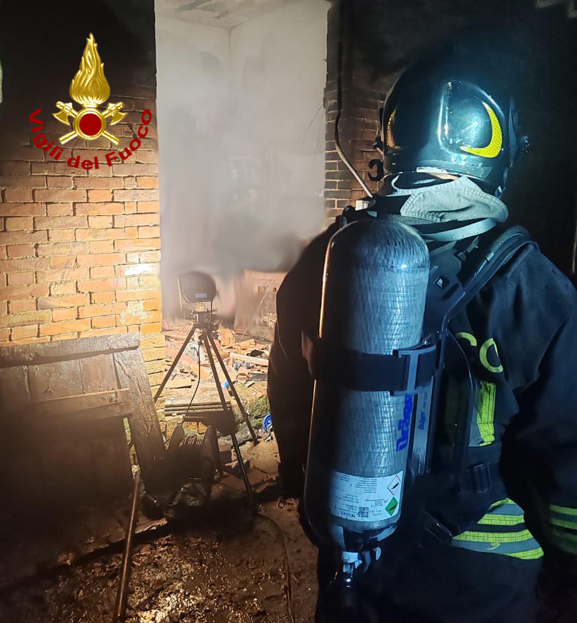 Notte di fuoco ad Asciano, fiamme in un garage